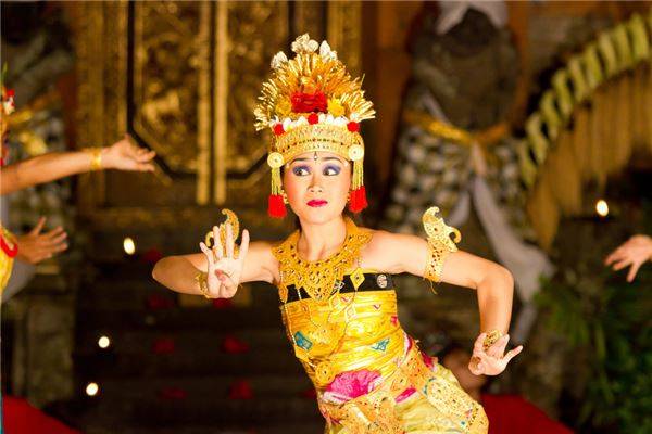 4. Dành một buổi tối xem múa Legong truyền thống: Người Bali tin rằng, nhảy múa là cách tốt nhất để tiếp cận với các thần linh. Vì vậy họ đã sáng tạo ra nhiều điệu múa đặc sắc và Legong là một ví dụ điển hình. Các vũ công múa Legong thường khoác lên mình những bộ trang phục vô cùng lộng lẫy và chuyển động nhẹ nhàng, uyển chuyển theo tiếng nhạc. Ảnh: Jorge Dalmau / Flickr