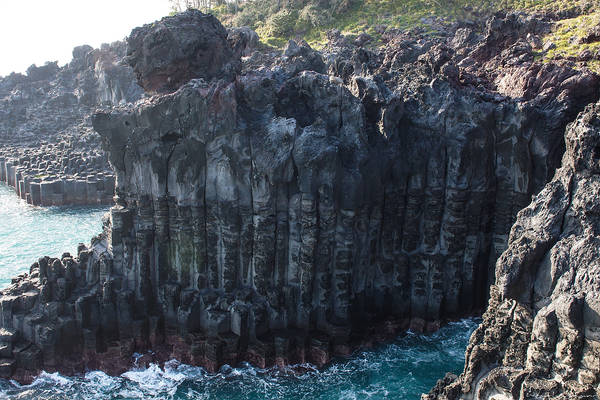 Cột đá nham thạch Jungmun Daepo: Nơi đây còn có tên gọi khác là “Jisatgae Rocks”, nổi tiếng với những vách đá cao hơn 20m. Những khối đá xếp chồng lên nhau rất độc đáo, như thể có bàn tay của con người đẽo gọt. Thắng cảnh này trông như một bức tranh tuyệt đẹp của thiên nhiên. Khi thủy triều lên, những đợt sóng có thể dâng cao hơn 10 m, tựa dung nham đang phun trào. Ảnh: iweatherman