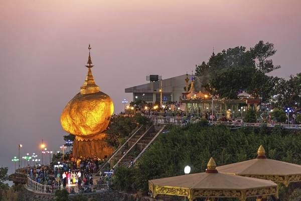 Lên đỉnh chùa Kyaiktiyo và thưởng ngoạn cảnh quan tuyệt đẹp từ trên đỉnh núi là điều bất cứ khách du lịch nào tới Myanmar cũng muốn thử. Ảnh: Skyscanner