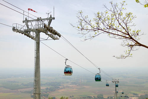 Hệ thống cáp treo trên núi Bà Đen. 