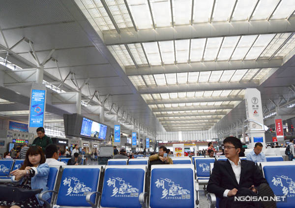  Nhà ga ở Trung Quốc đều lớn và tiện nghi không kém gì sân bay. Ảnh: Nguyên Chi