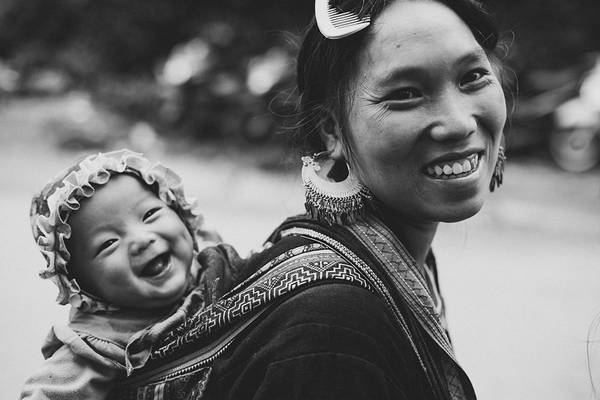 Người mẹ địu con trên lưng ở Sa Pa, Lào Cai. Ảnh: Sarahannehardy/Picfair.