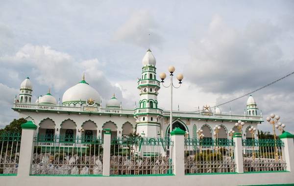  Masjid Jamiul Azhar là một trong những thánh đường lớn nhất tại An Giang, thuộc địa phận xã Châu Phong. Được xây dựng từ năm 1959, thánh đường trải qua nhiều đợt trùng tu và lớn nhất là vào năm 2012. Với mái vòm, biểu tượng trăng lưỡi liềm và các kiến trúc rõ nét Hồi Giáo, công trình này được coi là một trong những thánh đường Hồi giáo đẹp nhất Việt Nam.