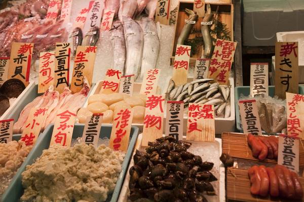 Tại chợ Nishiki bạn có thể tìm thấy gần như tất tần tật các loại nguyên liệu để phục vụ cho ẩm thực Nhật Bản. Ảnh: Accidentalepicurean.com