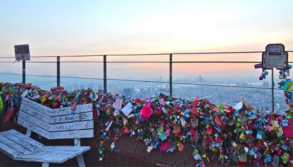 Hàng rào khóa tình yêu trên tháp truyền hình N Seoul Tower được khách du lịch quốc tế bầu chọn là địa điểm thú vị nhất ở thủ đô.