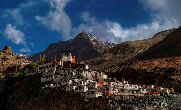 Tu viện Diskit, Ladakh: Nằm ở vùng đồi núi gồ ghề, tu viện Diskit được thành lập vào thế kỷ 14 và có liên hệ với giáo phái mũ vàng Phật giáo Tây Tạng. Tu viện nhìn ra thung lũng Nubra, một trong những nơi tươi tốt hiếm hoi của vùng Ladakh khô cằn.