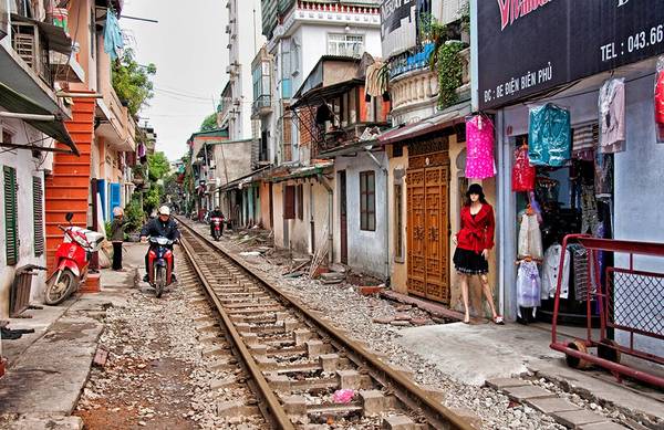 Đường tàu chạy qua một khu dân cư ở Hà Nội. Ảnh: Wilfred Seefeld/Picfair.
