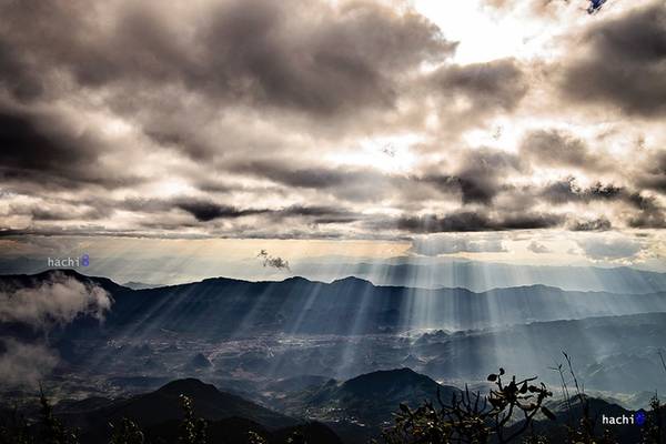Độ cao ghi nhận trên đỉnh Tả Liên là 2.993 m. Đây là một trong những đỉnh núi cao nhất Việt Nam. Từ trên cao bạn có thể nhìn thấy khá rõ thành phố Lai Châu nhỏ bé mà xinh đẹp giữa bốn bề núi rừng hùng vĩ.