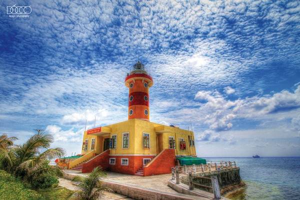 Hải đăng Sơn Ca nằm trên đảo cùng tên, được xây dựng ngày 6/11/2009 có tháp hình trụ màu vàng - đỏ, chiều cao tháp đèn là 28 m.
