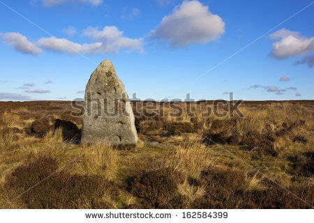 Khối đá đứng sững trên cánh đồng hoang - Ảnh:shutterstock