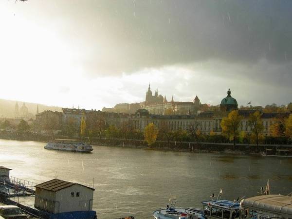 Nhìn từ du thuyền, lâu đài Prague vẫn hiện ra lộng lẫy trong màn mưa - Ảnh: google