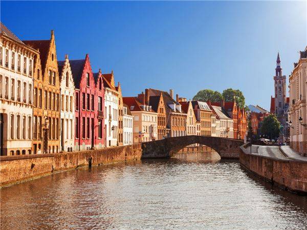 8. Bruges, Bỉ: Người ta thường ví von Bruges là Venice của phương Bắc nhờ hệ thống kênh rạch tập trung ở vùng phía Bắc của thành phố. Bruges nổi tiếng bởi những công trình kiến trúc cổ bằng đá sa thạch được xây từ thế kỉ 12 và những con đường trải sỏi độc đáo.