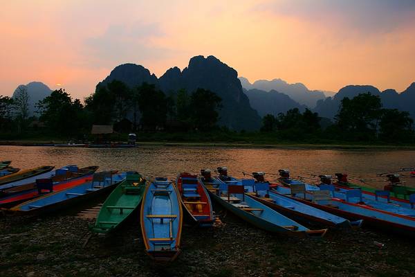 Khi hoàng hôn buông xuống, Vang Vieng nhỏ bé, bình yên trở nên nhộn nhịp, sầm uất với khu phố Tây. Du khách có thể tìm mua đủ thứ hàng hóa, quà lưu niệm, hay bất cứ dịch vụ gì tại đây với mức giá hợp lý và khám phá văn hóa của người dân bản địa qua những món ăn dân dã. Ảnh: David Gunis