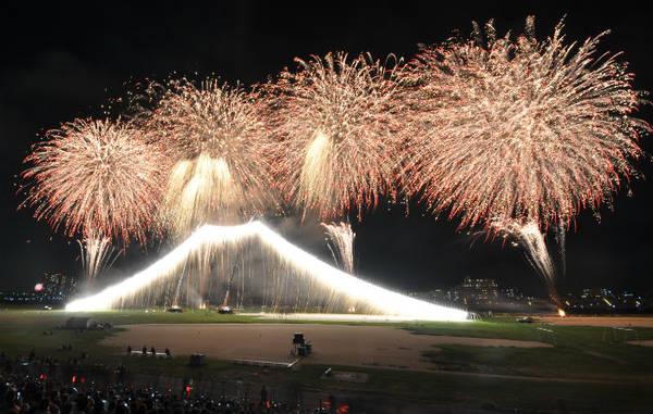 Có rất nhiều lễ hội pháo hoa được tổ chức ở Nhật Bản trong tháng 8. Ảnh: japan-articles.japanican.com