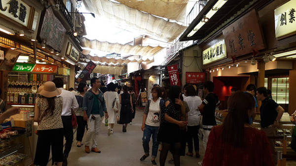 Một ngôi chợ nhộn nhịp trên đảo Miyajima