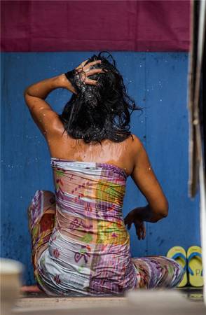 Làn da rám nắng khỏe khoắn được xem như là tiêu chuẩn để đánh giá vẻ đẹp của người phụ nữ Bajau. Ảnh: Réhahn Croquevielle