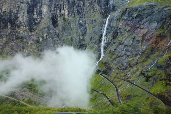 Một thác nước sát cạnh con đường Trollstigen ở Valldal - Ảnh: wp
