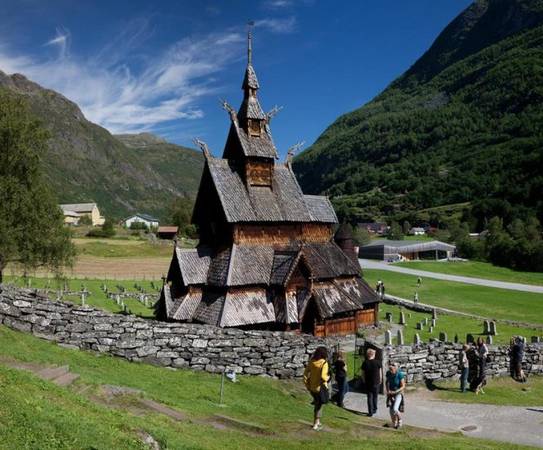 Du khách tham quan nhà thờ gỗ Borgund Stave - Ảnh: visitnorway
