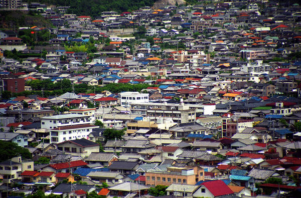Những mái nhà nhiều màu sắc ở thành phố Himeji. Ảnh: flickr.com