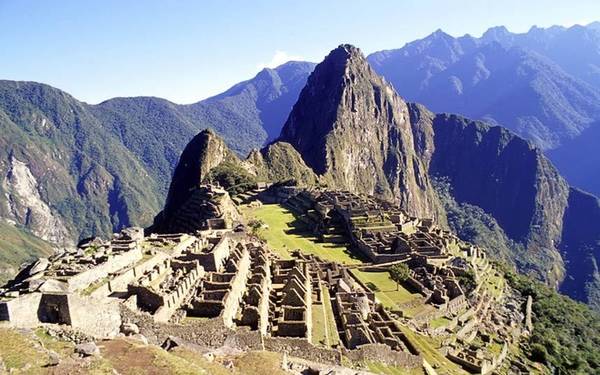 Machu Picchu - Peru Được khám phá năm 1911 bởi sử gia Mỹ Hiram Bingham, khu tàn tích thế kỷ 15 của người Inca trở thành một trong những điểm du lịch phổ biến nhất thế giới. Được UNESCO công nhận là di sản thế giới năm 1983, thành phố ở độ cao 2.430 m vẫn được bảo tồn khá nguyên vẹn đến ngày nay. Chris Moss, chuyên gia Nam Mỹ cho biết Machu Picchu nằm trong khu rừng cận nhiệt đới ẩm, tạo điều kiện thuận lợi cho nhiều loài động thực vật phát triển. Tại đây, lạc đà không bướu được chăn thả trên các bậc thang. Du khách có thể lựa chọn đến đây bằng cách đi bộ theo những con đường mòn trên núi hoặc đi tàu qua thung lũng của sông Urubamba.