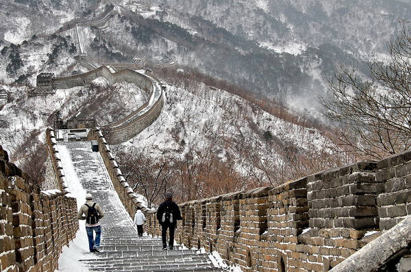Khi ghé thăm Bắc Kinh, bạn có thể đến thăm một đoạn thành Vạn Lý nằm cách thành phố chừng 70 km, leo bộ lên những bậc cầu thang dựng đứng, ngắm nhìn thành Vạn Lý trải dài như vô tận, uốn mình qua những dãy núi. Ảnh: discoverchinatours.com