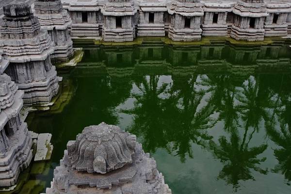 Bể Hulikere, Karnataka: Nằm trong một ngôi làng nhỏ ở miền nam Ấn Độ, bể nước này có những khối kiến trúc cầu kỳ bao quanh tứ phía. Đây từng là bể tắm của các hoàng hậu nửa đầu thế kỷ 12.