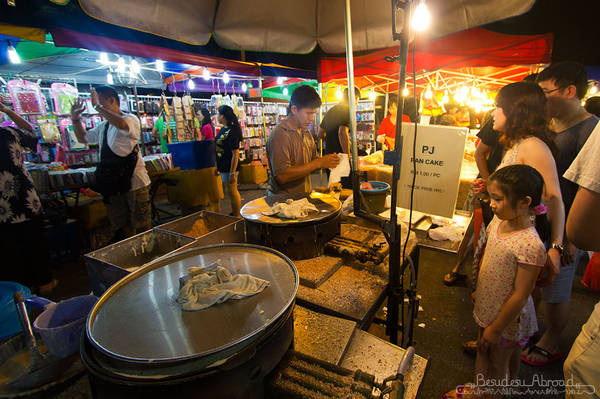 Thưởng thức các món ăn đường phố hấp dẫn ở chợ đêm