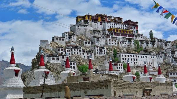 Tu viện Thiksey, Ladakh: Được xây dựng vào thế kỷ 15, tu viện có kiến trúc tương tự cung điện Potala ở Lhasa. Phía trước tu viện là các bảo tháp nhằm chống lại ma quỷ.