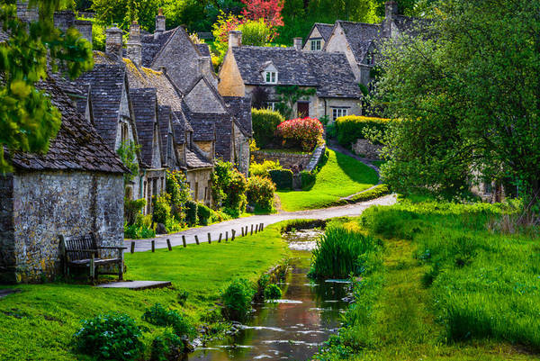 Bibury gồm những ngôi nhà lát đá, sơn màu mật ong đặc trưng kiến trúc làng quê kiểu Anh vào thế kỷ 17. Địa điểm được lên ảnh nhiều nhất là Arlington Row, một tổ hợp bao gồm các tòa tháp bằng đá từ thế kỉ 14, được tái tạo thành nhà cho các thợ dệt vào những năm 1600. Ảnh: jharrisonphoto.com