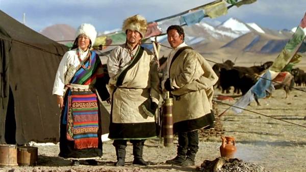 Trong các làng ở Nepal, áo truyền thống của đàn ông Sherpa là một áo choàng dài tay gọi là chhuba