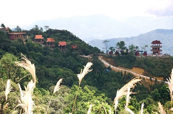 Núi Bà Nà: Thuộc xã Hòa Ninh, huyện Hòa Vang, cách Đà Nẵng 40 km về phía tây nam, Bà Nà là một khu dự trữ thiên nhiên quốc gia với độ cao 1489 m so với mực nước biển. Từ Bà Nà, du khách có thể chiêm ngưỡng cảnh thành phố và biển cùng các cánh đồng mênh mông. Đến đây, du khách nên ghé thăm chùa Linh Ứng với bức tượng Đức Bổn Sư cao 27 m, Suối Mơ, thác Tóc Tiên, hay khu vui chơi trong nhà Fantasy Park.