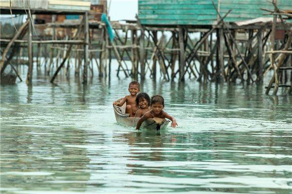 Omadal là một ngôi làng khá lớn, bao gồm 70 gia đình sinh sống trong những ngôi nhà được xây dựng trên những cây cột và kết nối với nhau thông qua các cây cầu. Ảnh: Réhahn Croquevielle