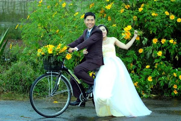 Cặp vợ chồng trẻ lên Đà Lạt mùa này chỉ để chụp ảnh cưới bên cánh hoa.