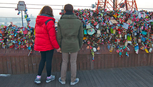 Tại tháp, bạn sẽ thấy nhiều đôi tình nhân hay cặp vợ chồng trao nhau lời hẹn ước tình yêu vĩnh cửu bằng cách viết một tin nhắn trên một ổ khóa, và khóa nó vào hàng rào trên Namsan Tower và rồi vứt bỏ chìa khóa.