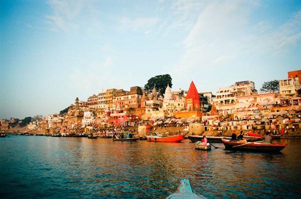 Bathing Ghats, Varanasi: Varanasi thường được gọi là thành phố cổ có người sinh sống lâu đời nhất thế giới. Hằng năm, hàng ngàn người đến đây hành hương và tắm trên dòng sông Hằng.