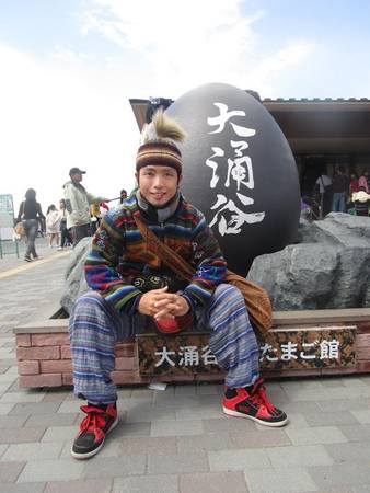 Chụp tại núi Hakone (Nhật Bản) bên cạnh biểu tượng "trứng đen".