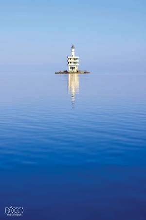 Hải đăng Tiên Nữ được xây dựng năm 2000, với chiều cao tháp đèn 22,1 m, thân đèn màu vàng chanh. Đèn có ánh sáng trắng, chu kỳ 10 giây.