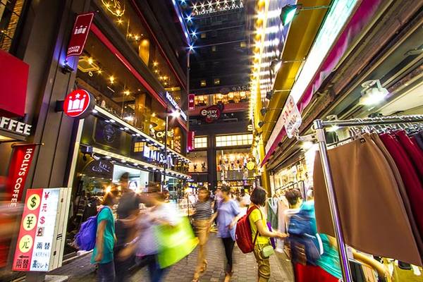 Myeongdong được coi là khu mua sắm lớn nhất Seoul.