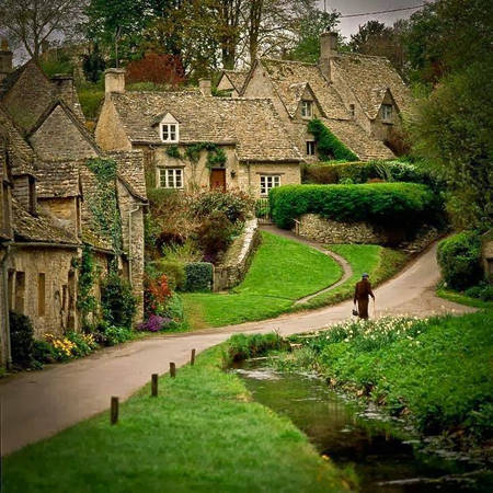 Vẻ đẹp của Bibury đã được rất nhiều đạo diễn đưa vào các tác phẩm điện ảnh, đặc biệt nhất là trở thành bối cảnh làng quê trong hai bộ phim “stardust” và “Nhật ký tiểu thư Jones”. Ảnh: placestoseeinyourlifetime.com