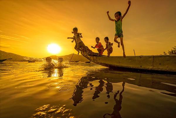 Trẻ em và mùa hè trên đầm Lập An (gần biển Lăng Cô), Thừa Thiên - Huế. Ảnh: Phạm Tỵ/Picfair.