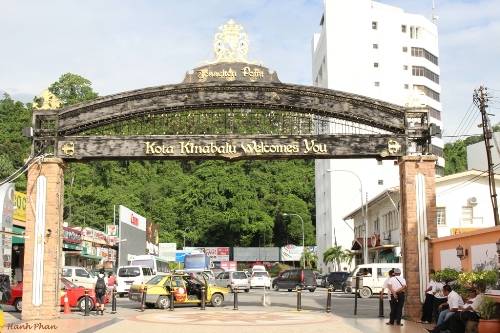 Bến cảng Jesselton Point nằm trên tuyến đường chính của Kota Kinabalu, là nơi có các quầy bán vé du ngoạn đảo.