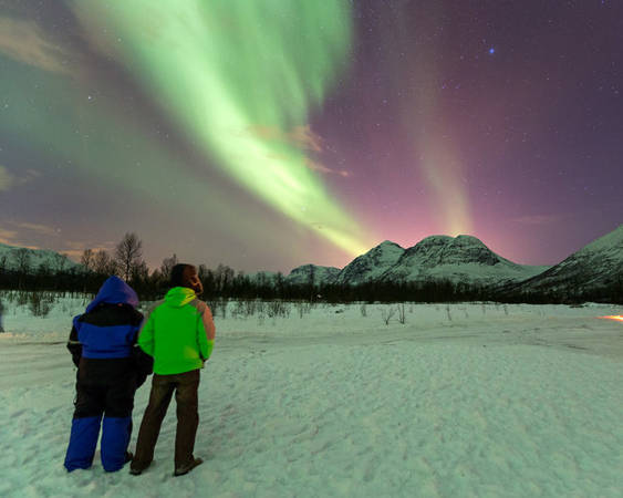 Du khách chiêm ngưỡng hiện tượng Bắc cực quang ở Na Uy - Ảnh: wp