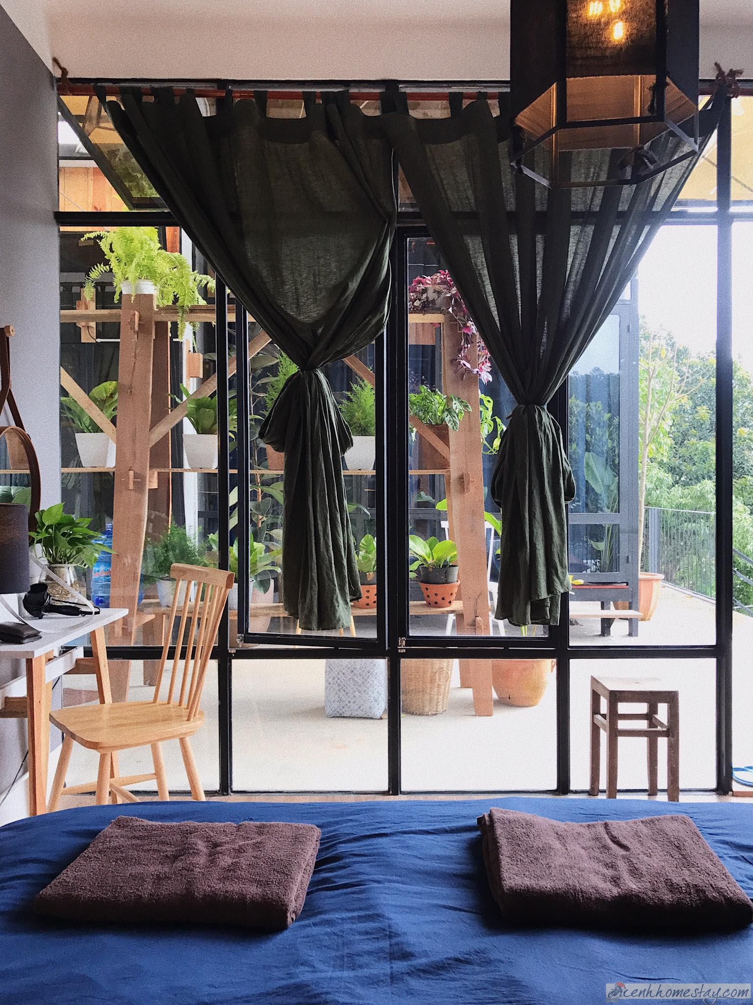 Homestay Lalaland có view ngắm những nông trại xanh mướt ở Đà Lạt