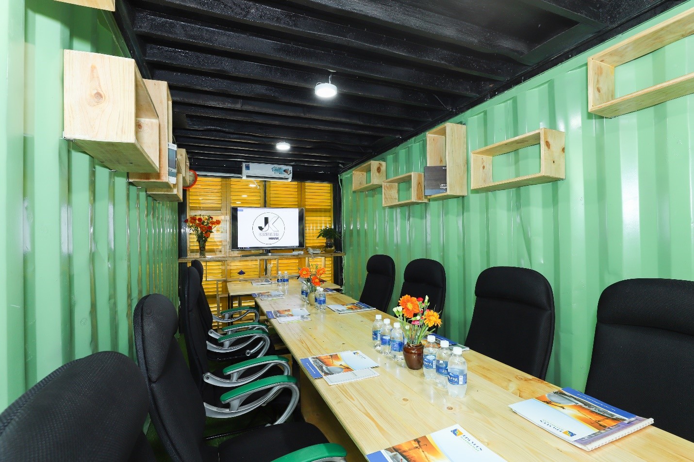 JK Container House: điểm đến siêu mới ngay Phước Kiển, Nhà Bè dành cho những start-up trẻ