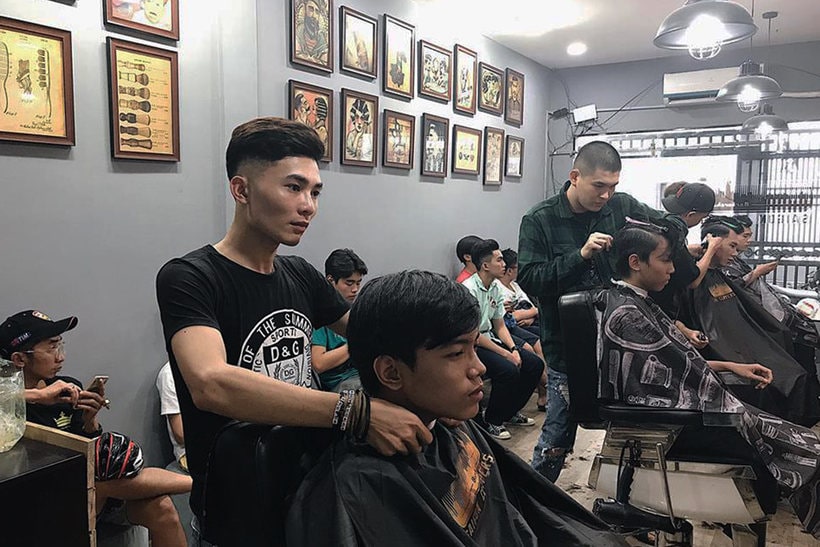Tiệm cắt tóc ở Sài Gòn ngày đầu mở cửa Kín lịch đến hết tuần khách nã máy  liên tục