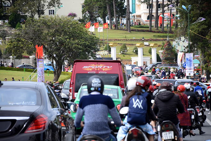 Festival Hoa Đà Lạt 2017: tắc đường, giá xe khách tăng nhẹ