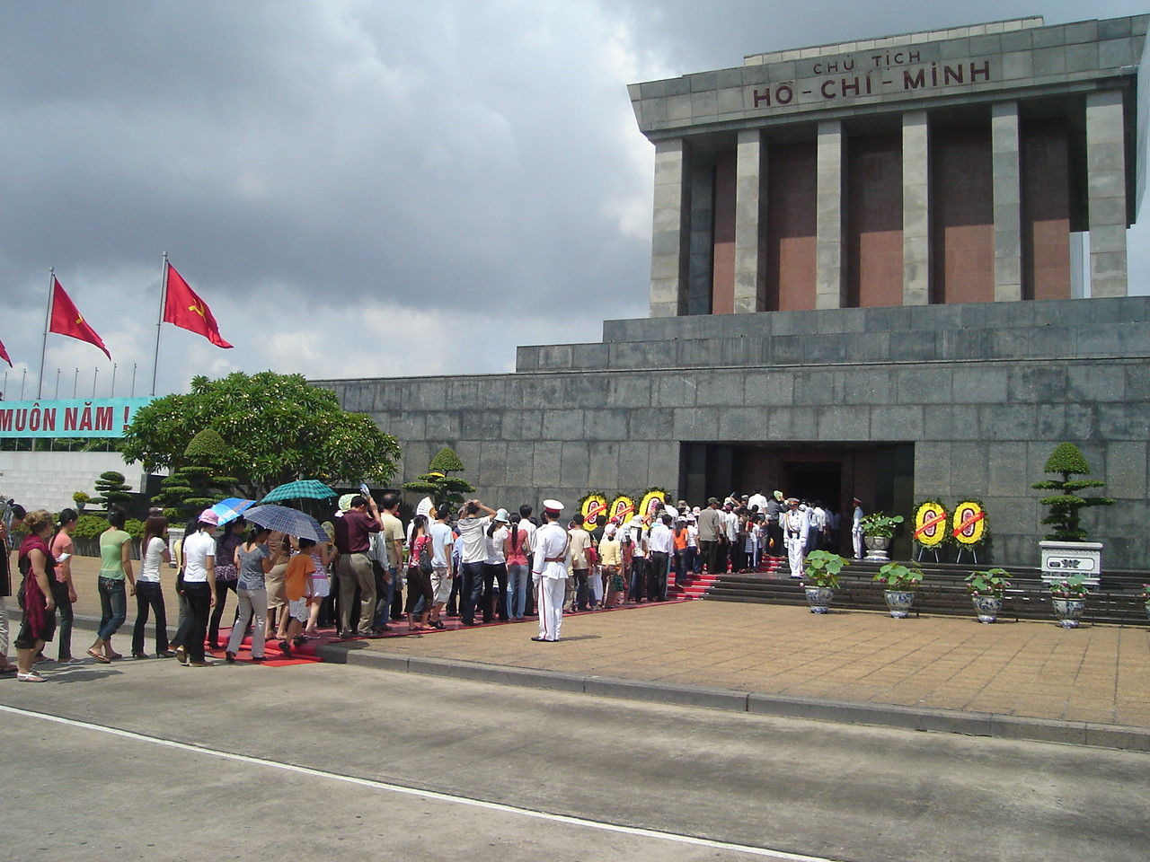 quy dinh ve trang phuc khi vao tham Lang Bac