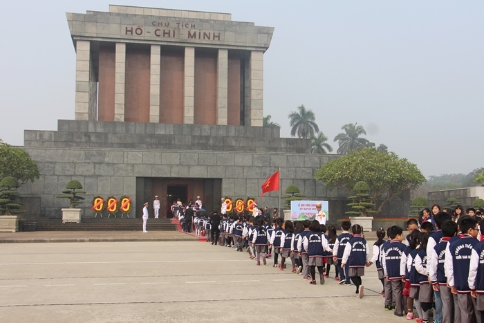 Gioi thieu ve lang bac o Ha Noi