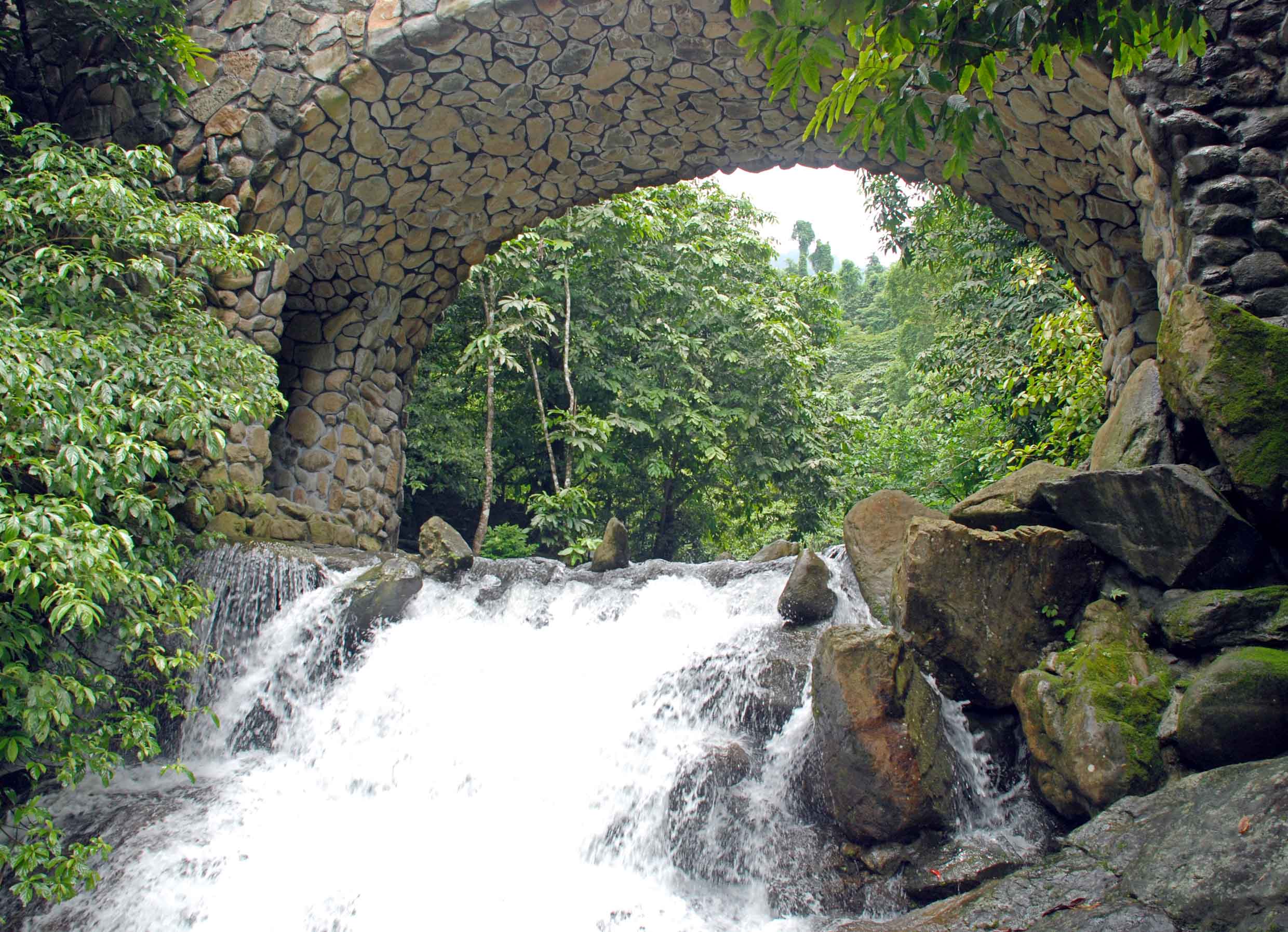 thien son suoi nga cach ha noi bao nhieu km