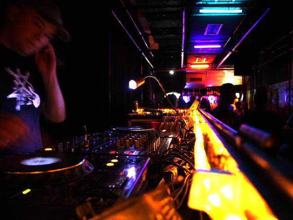 ivivu-party-in-the-edgy-underground-clubs-of-berlin-germany